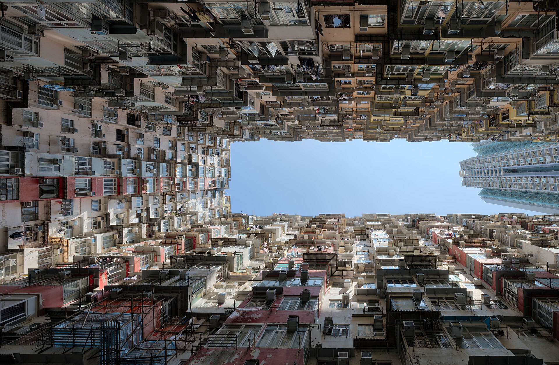 從鰂魚涌住宅天井仰望城市天空